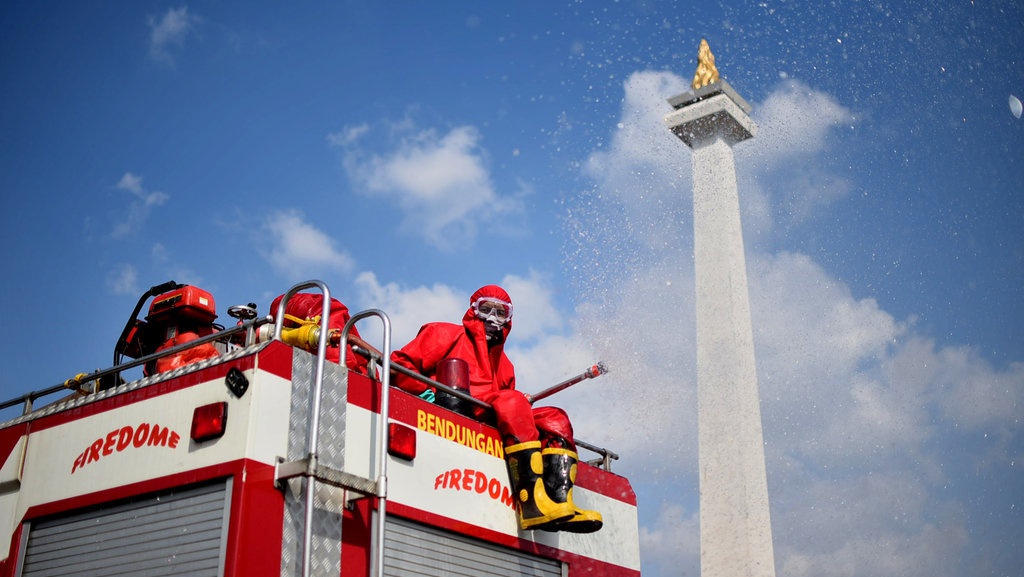 Monas Disemprot Disinfektan Jelang Dibuka 20 Juni Monas Disemprot Disinfektan Jelang Dibuka 20 Juni