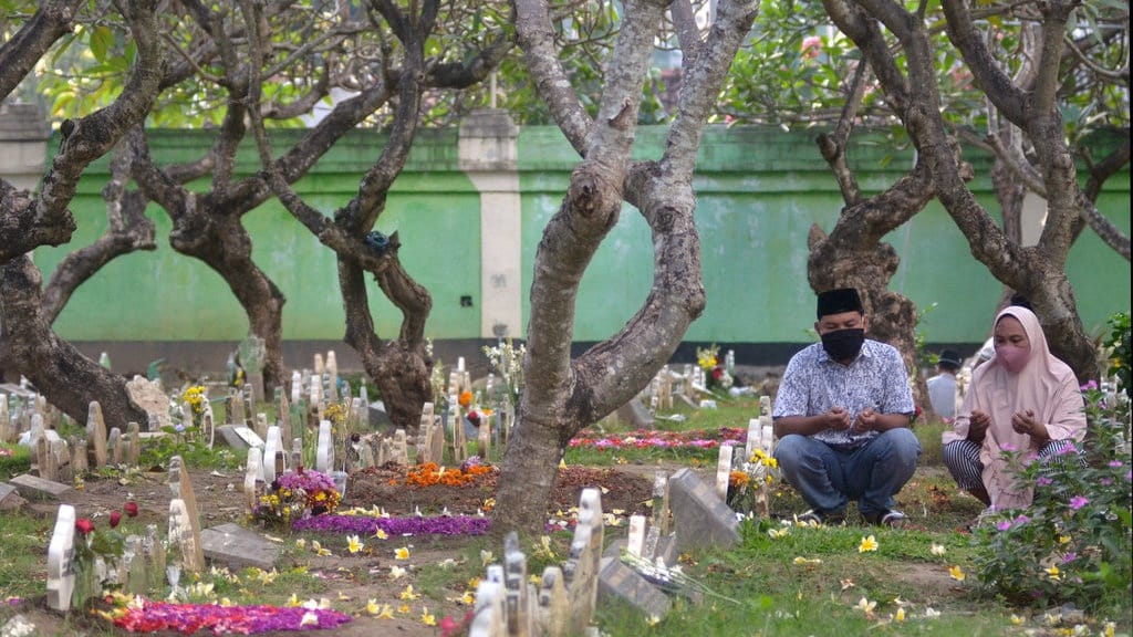 Tata Cara Ziarah Kubur dan Perbedaannya dengan Ta'ziyah Tata Cara Ziarah Kubur dan Perbedaannya dengan Ta'ziyah