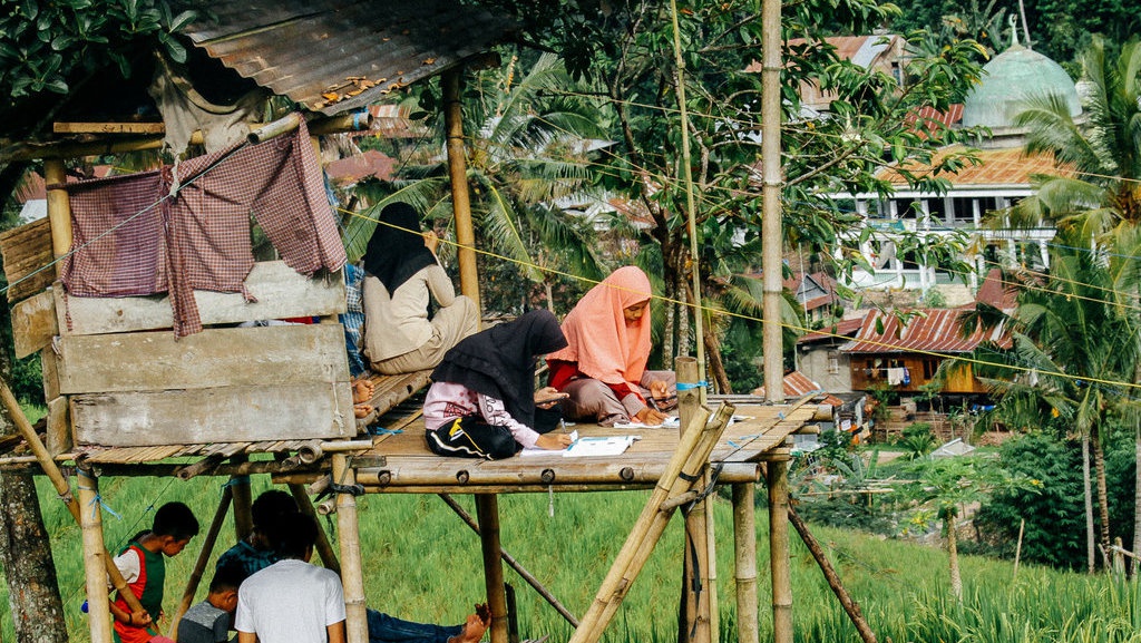 Susah Sinyal? Indonesia dan Usaha Pemerataan Akses TIK Susah Sinyal? Indonesia dan Usaha Pemerataan Akses TIK