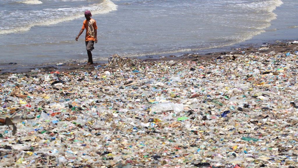 Film Dokumenter Pulau Plastik akan Tayang di Bioskop 22 April 2021 Film Dokumenter Pulau Plastik akan Tayang di Bioskop 22 April 2021