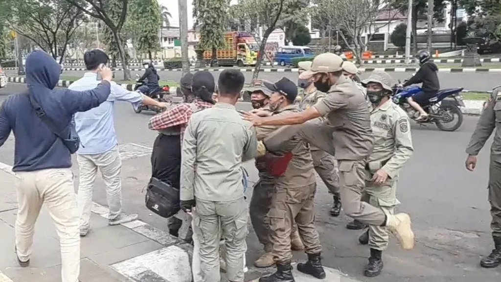 Polisi Dalami Aksi Tendangan Terbang Satpol PP Bogor ke Mahasiswa Polisi Dalami Aksi Tendangan Terbang Satpol PP Bogor ke Mahasiswa