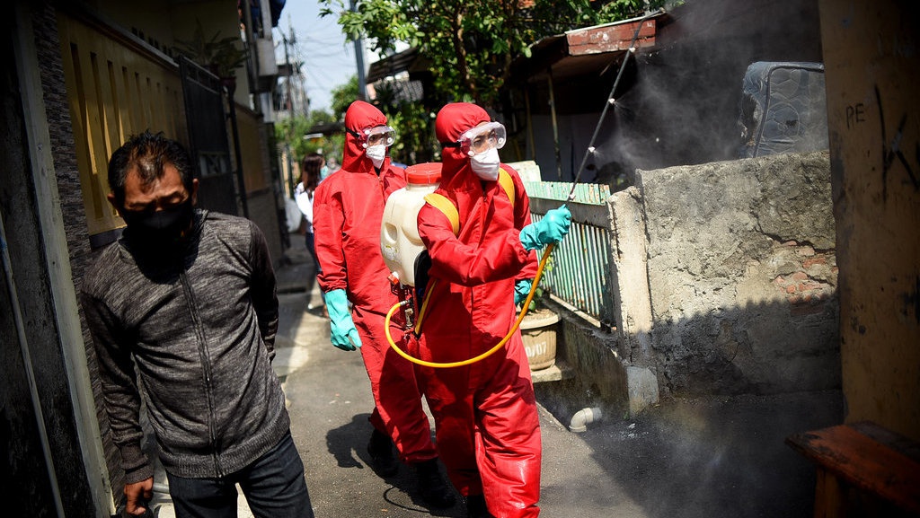 Penyemprotan Disinfektan di Pemukiman Padat Penduduk Penyemprotan Disinfektan di Pemukiman Padat Penduduk