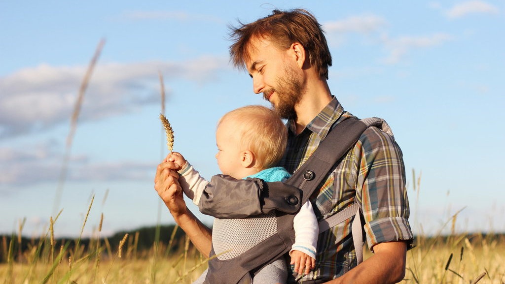 Memakai Babywearing Bagi Orang Tua Baru, Manfaat, Panduan, dan Tips Memakai Babywearing Bagi Orang Tua Baru, Manfaat, Panduan, dan Tips