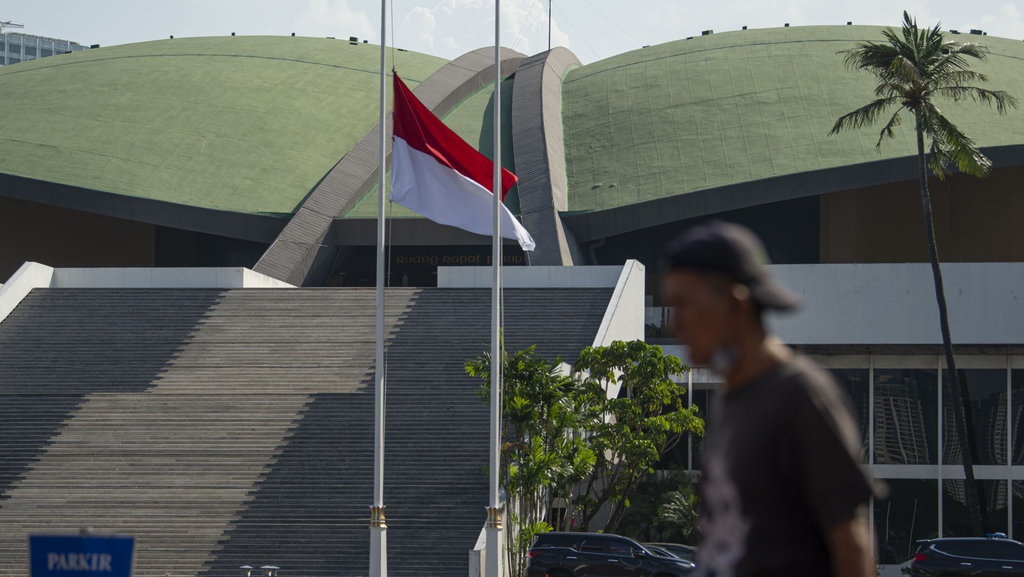 Arti Bendera Setengah Tiang: Aturan Pengibaran & Makna Filososfi Arti Bendera Setengah Tiang: Aturan Pengibaran & Makna Filososfi