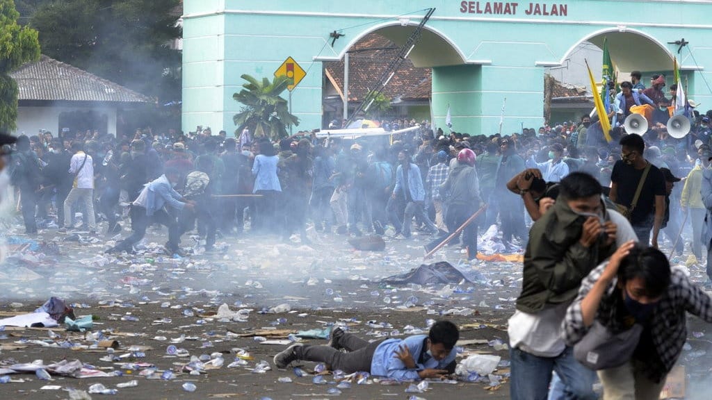 Polisi Menangkap 11 Demonstran Tolak UU Cipta Kerja di Lampung Polisi Menangkap 11 Demonstran Tolak UU Cipta Kerja di Lampung