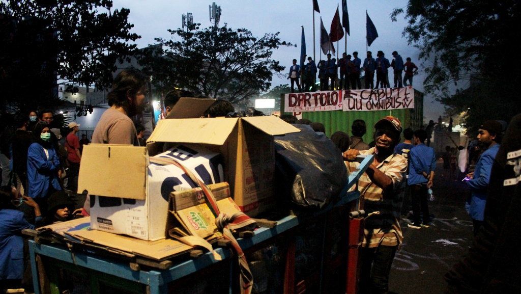 Aksi Tolak Omnibus Law di Makassar, Dua Orang Ditangkap Polisi Aksi Tolak Omnibus Law di Makassar, Dua Orang Ditangkap Polisi