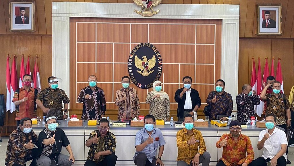 Khofifah Bawa Buruh Jatim Temui Mahfud Curhat Soal UU Cipta Kerja Khofifah Bawa Buruh Jatim Temui Mahfud Curhat Soal UU Cipta Kerja