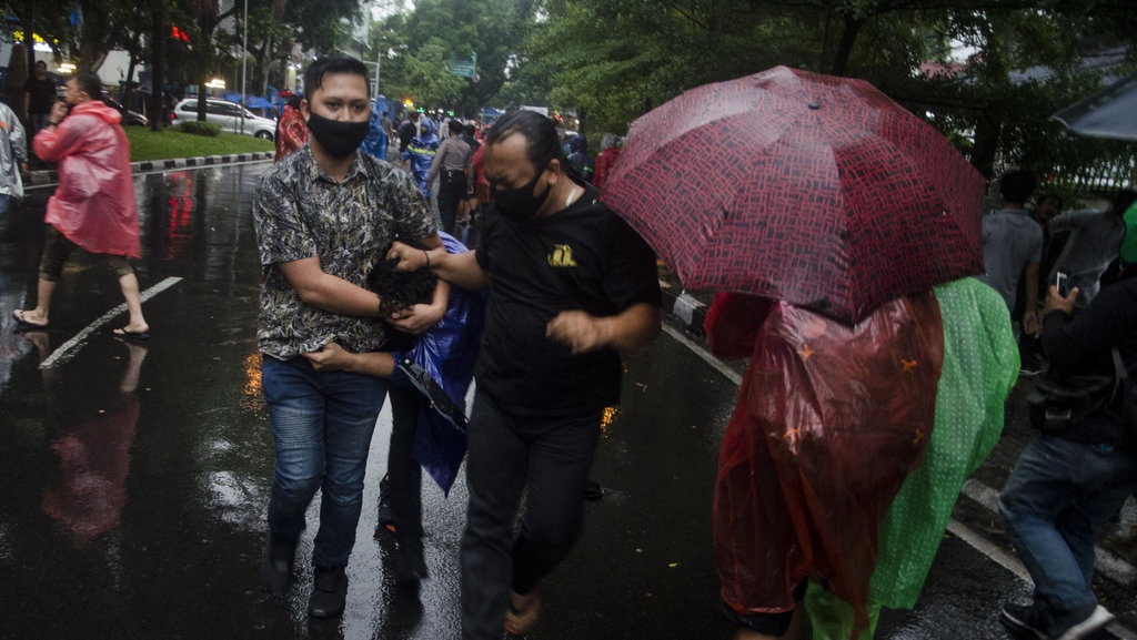 Komnas HAM Didesak Usut Kekerasan Polisi Tangani Demo UU Ciptaker Komnas HAM Didesak Usut Kekerasan Polisi Tangani Demo UU Ciptaker