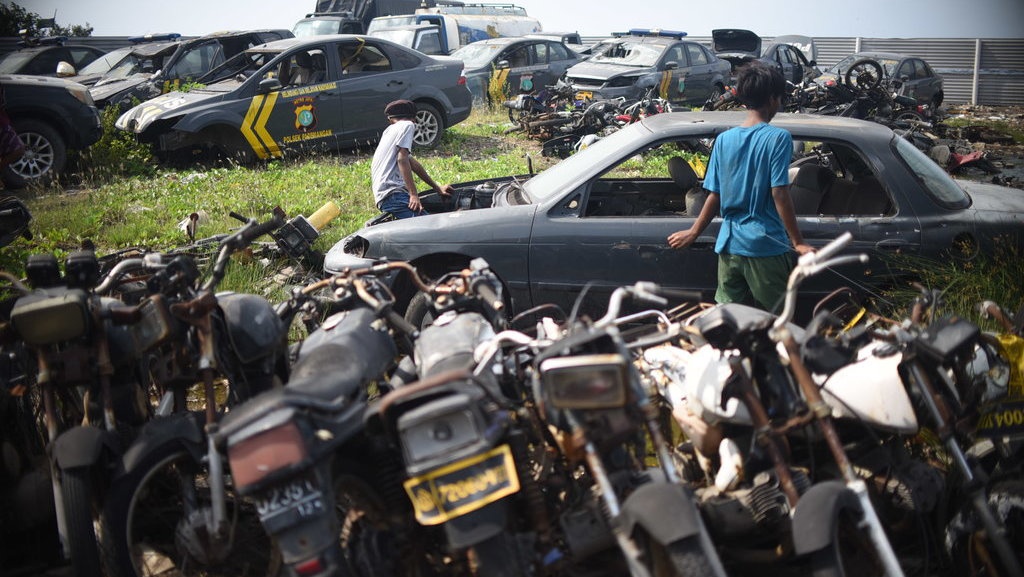 Kuburan Bangkai Kendaraan Dinas Polisi di Pesisir Marunda Kuburan Bangkai Kendaraan Dinas Polisi di Pesisir Marunda