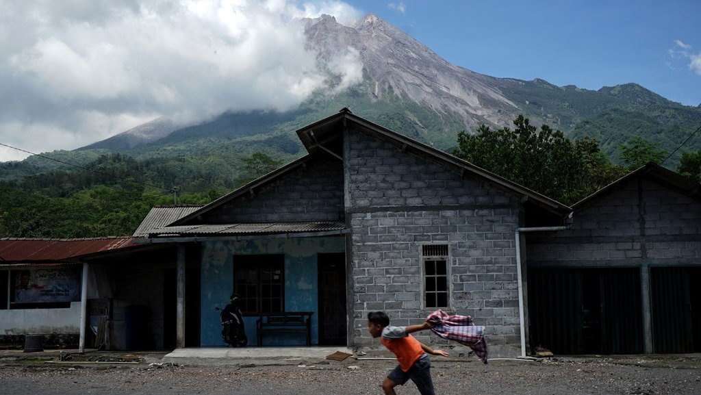 Sejak Status Gunung Merapi Siaga, Magma Bergerak Dekati Puncak Sejak Status Gunung Merapi Siaga, Magma Bergerak Dekati Puncak