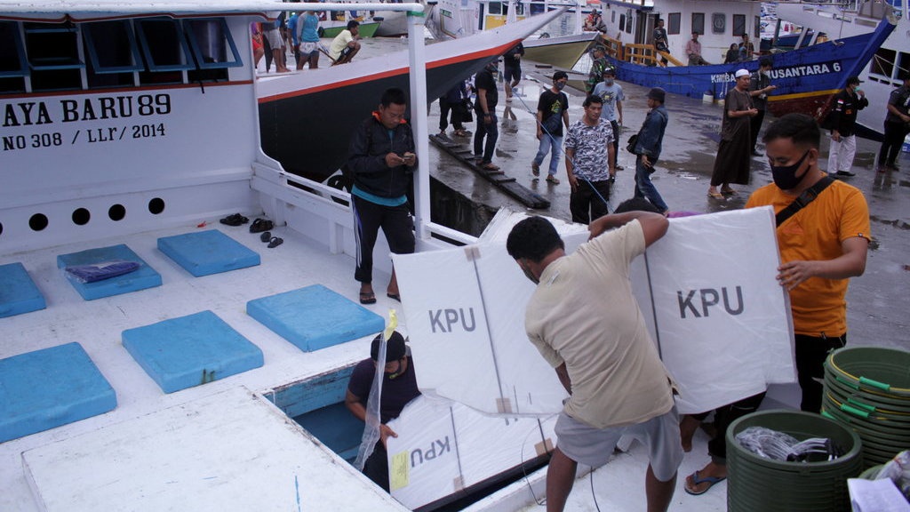 Satgas COVID Ancam Bubarkan Kerumunan saat Pencoblosan Pilkada Satgas COVID Ancam Bubarkan Kerumunan saat Pencoblosan Pilkada