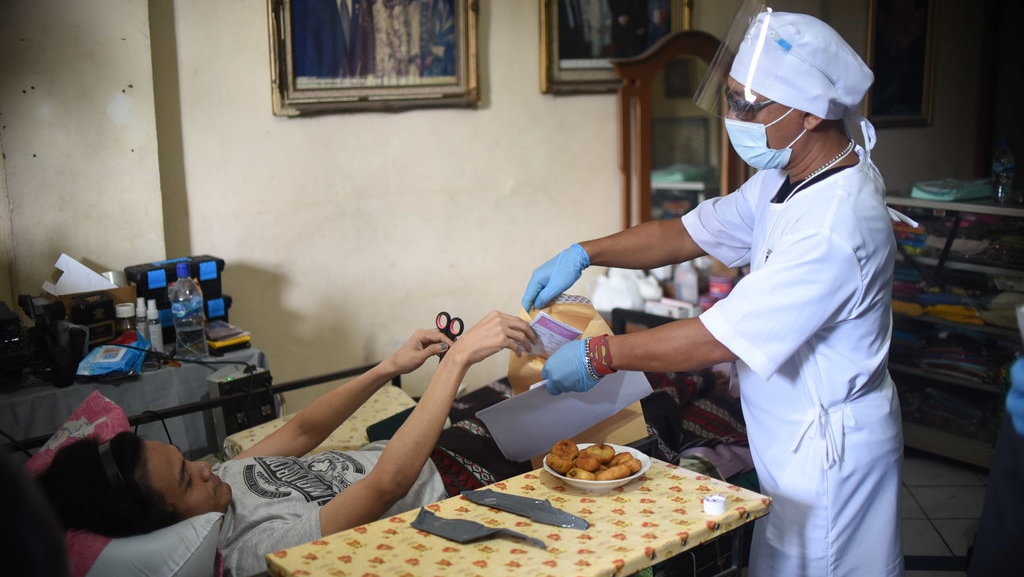 Pasien Covid-19 OTG Menggunakan Hak Pilih di Pilkada Depok Pasien Covid-19 OTG Menggunakan Hak Pilih di Pilkada Depok