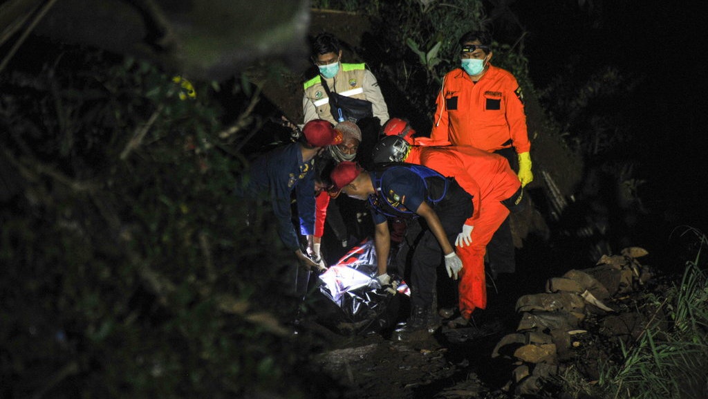 27 Orang Tewas dalam Kecelakaan Bus di Sumedang 27 Orang Tewas dalam Kecelakaan Bus di Sumedang