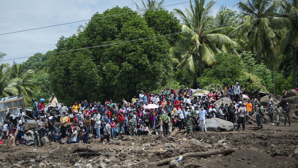 Ratusan Warga Lelah hingga Pingsan Tunggu Jokowi di NTT Ratusan Warga Lelah hingga Pingsan Tunggu Jokowi di NTT