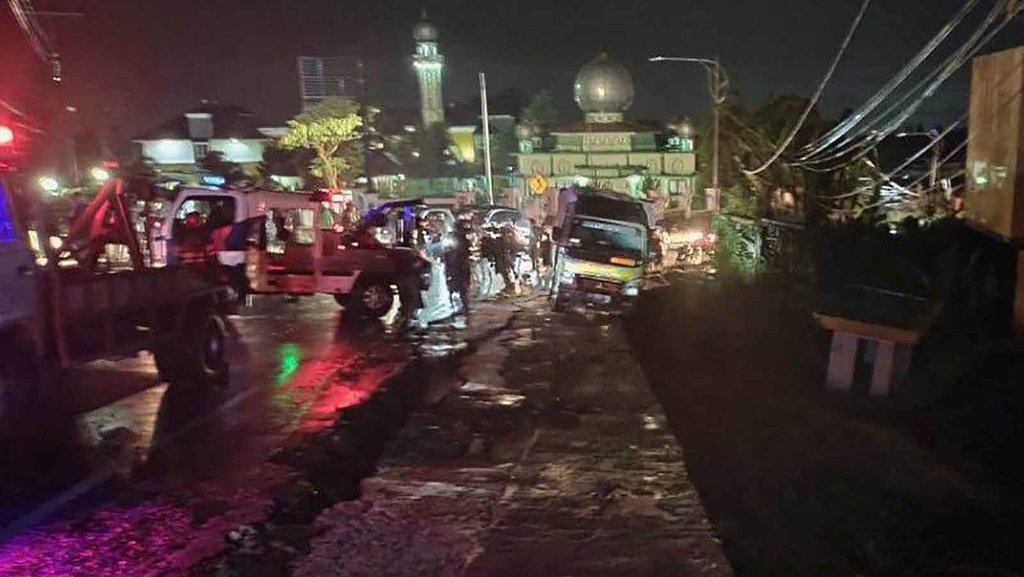 Jalan Amblas di Ciloto, Lalu Lintas Jalur Puncak-Cianjur Tersendat Jalan Amblas di Ciloto, Lalu Lintas Jalur Puncak-Cianjur Tersendat
