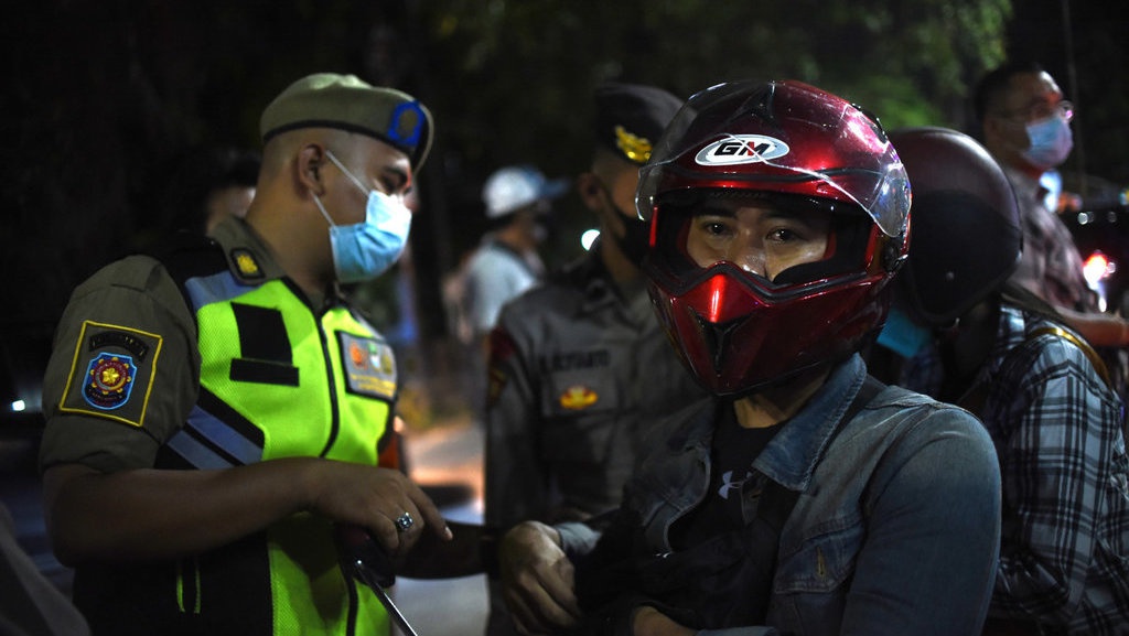 Pemudik Memadati Perbatasan Bekasi dan Karawang Pemudik Memadati Perbatasan Bekasi dan Karawang