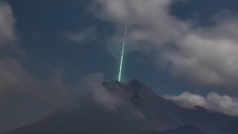 Viral Foto Cahaya Hijau di Merapi, LAPAN: Bisa Terkait Hujan Meteor Viral Foto Cahaya Hijau di Merapi, LAPAN: Bisa Terkait Hujan Meteor