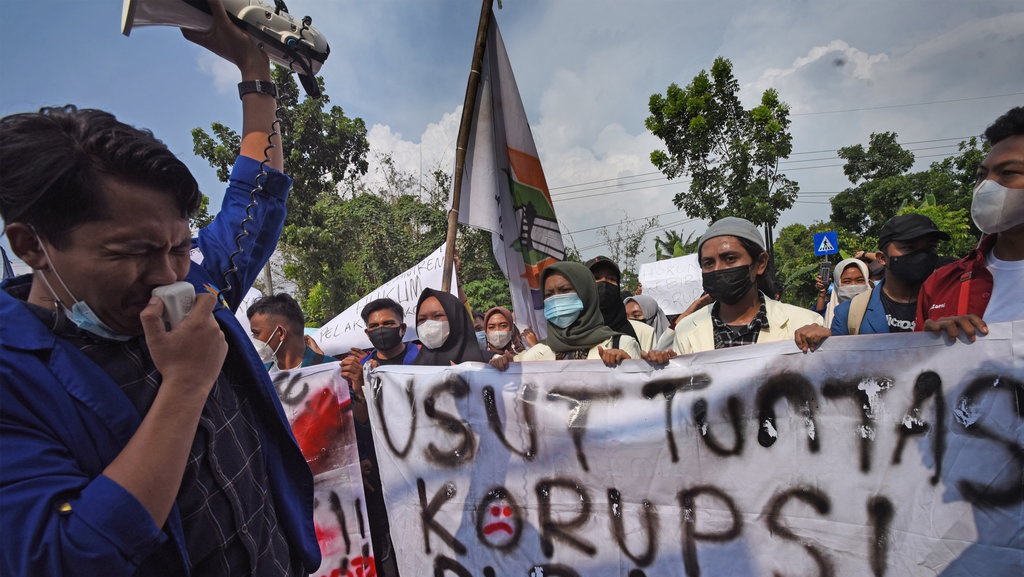 Dosa Besar dalam Islam: Memakan Harta Anak Yatim dan Korupsi Dosa Besar dalam Islam: Memakan Harta Anak Yatim dan Korupsi