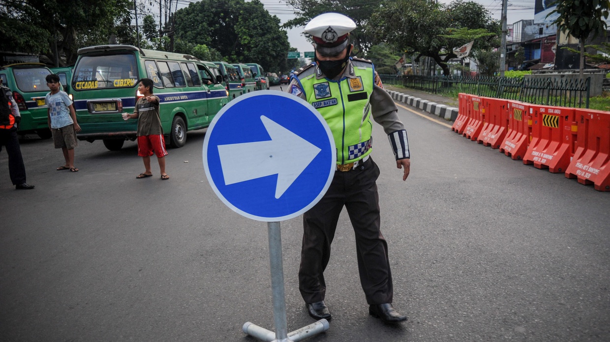 Bandung Zona Merah COVID, Polisi Buka Tutup Jalan saat Akhir Pekan Bandung Zona Merah COVID, Polisi Buka Tutup Jalan saat Akhir Pekan