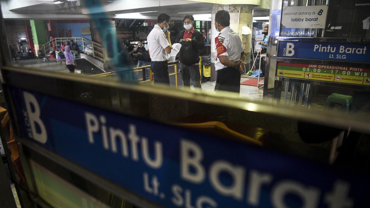 Masuk Pasar Tanah Abang Wajib Bawa Kartu Vaksin Selama PPKM Masuk Pasar Tanah Abang Wajib Bawa Kartu Vaksin Selama PPKM
