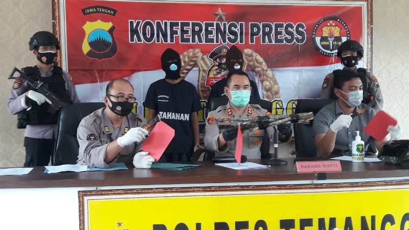 Ambil Kayu Manis Milik Perhutani, 2 Warga Terancam Hukuman 5 Tahun Ambil Kayu Manis Milik Perhutani, 2 Warga Terancam Hukuman 5 Tahun