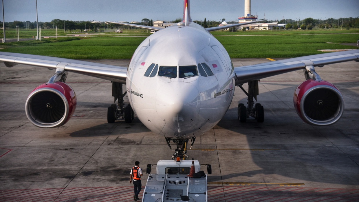 Aspal Landasan Amblas, Pesawat Batik Air Gagal Terbang Aspal Landasan Amblas, Pesawat Batik Air Gagal Terbang