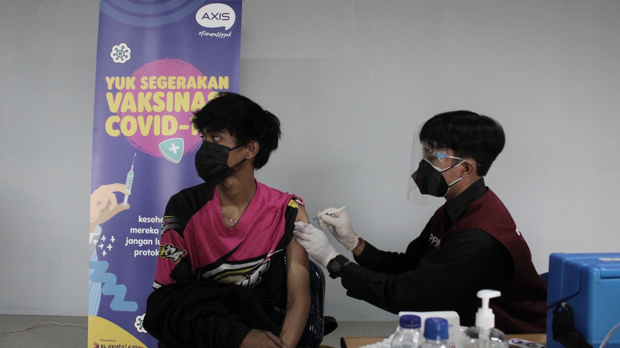 AXIS Gelar Vaksinasi COVID-19 untuk Mahasiswa & Pelajar di Bandung AXIS Gelar Vaksinasi COVID-19 untuk Mahasiswa & Pelajar di Bandung