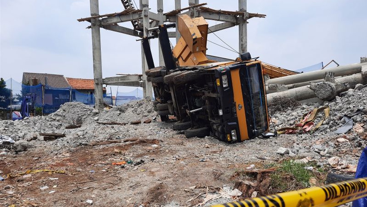 Crane PDAM di Depok Ambruk Timpa Rumah, Satu Korban Terjepit Puing Crane PDAM di Depok Ambruk Timpa Rumah, Satu Korban Terjepit Puing