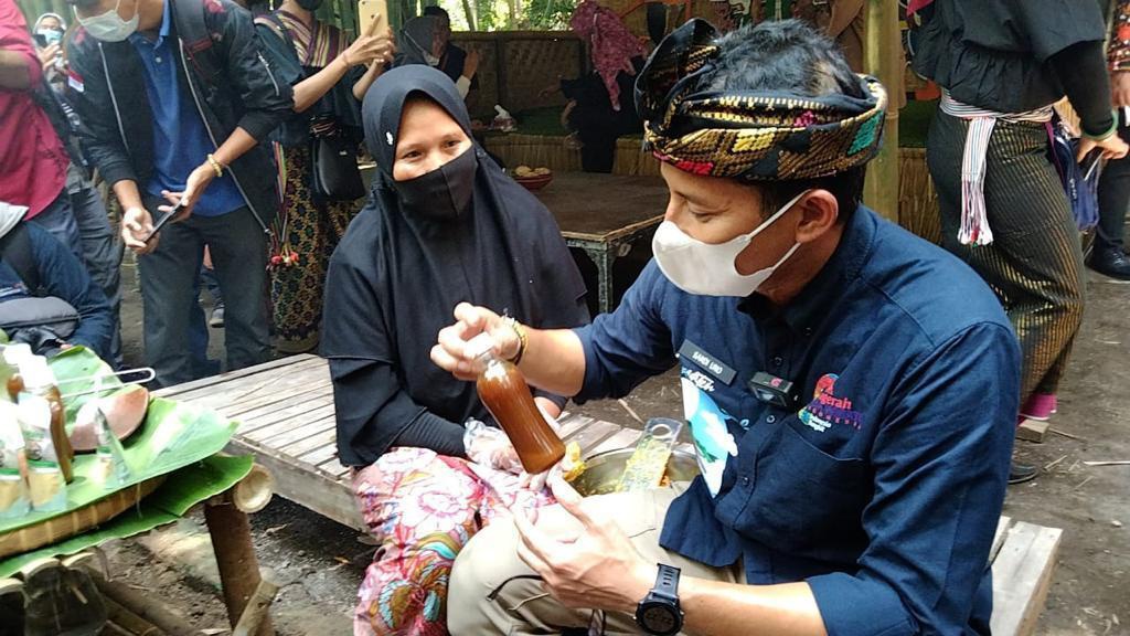 Menteri Sandiaga Uno Dukung Penjual Jamu dengan Alat Pemarut Menteri Sandiaga Uno Dukung Penjual Jamu dengan Alat Pemarut