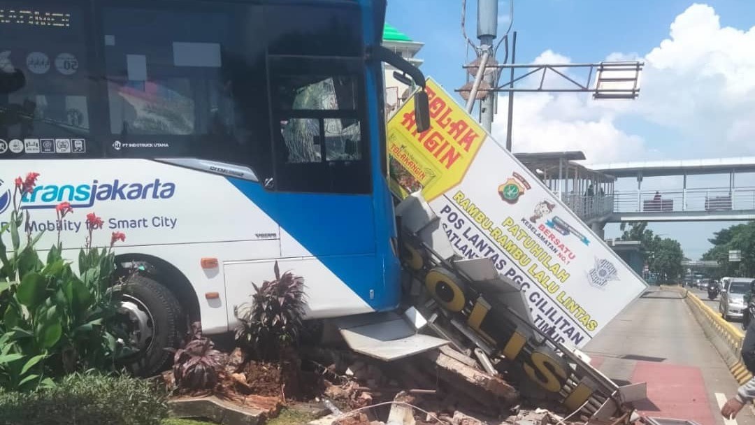 Bus Trans Jakarta Tabrak Pos Lantas di PGC Jaktim