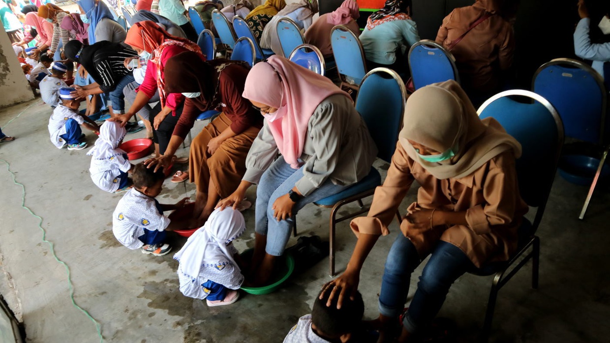Makna Peran Ibu Sebagai Madrasah Pertama Bagi Anak-anaknya Makna Peran Ibu Sebagai Madrasah Pertama Bagi Anak-anaknya