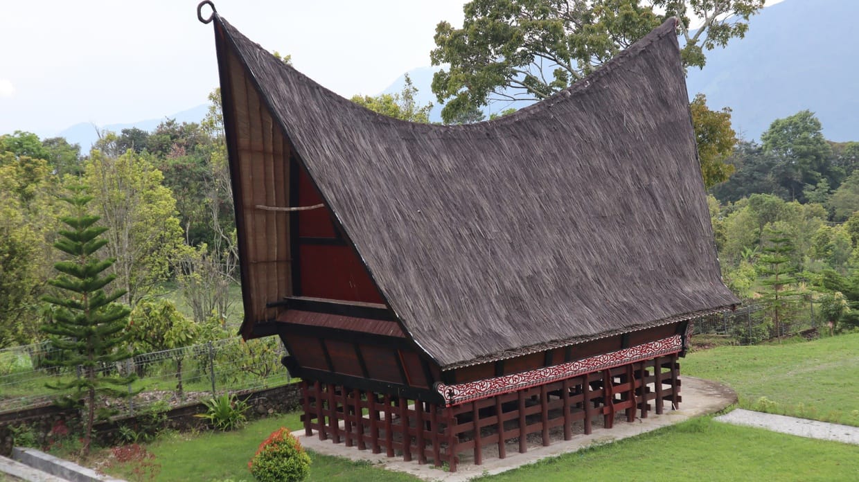 Mengenal Rumah Adat Bolon Sumatera Utara: Konstruksi & Fungsinya Mengenal Rumah Adat Bolon Sumatera Utara: Konstruksi & Fungsinya