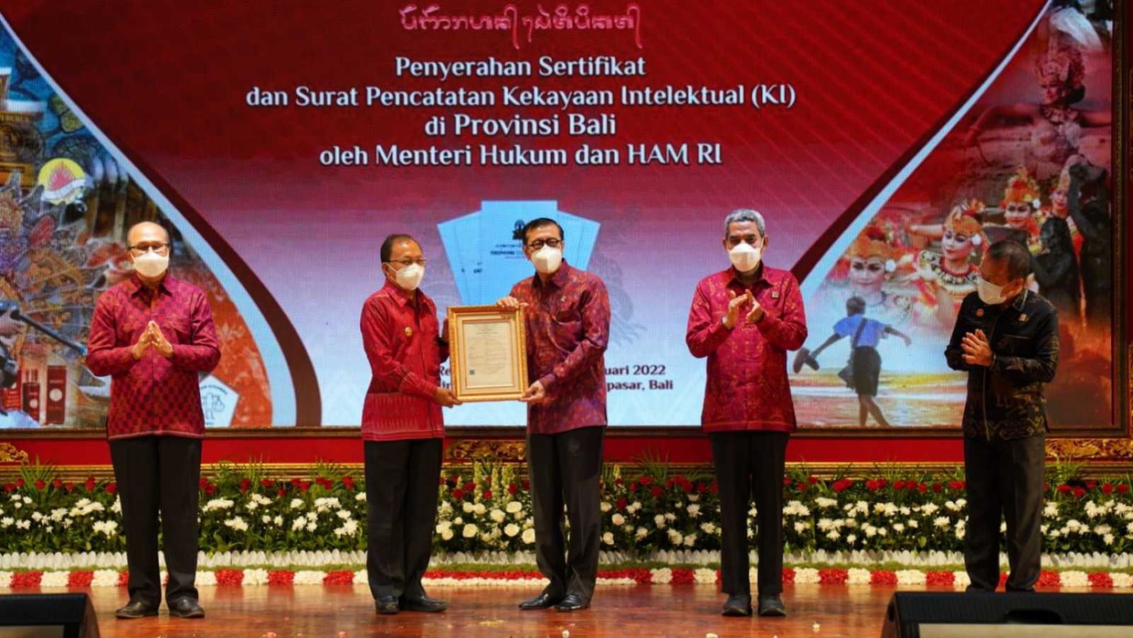 Menkumham Beri Surat Pencatatan Ciptaan dan Merek Masyarakat Bali Menkumham Beri Surat Pencatatan Ciptaan dan Merek Masyarakat Bali