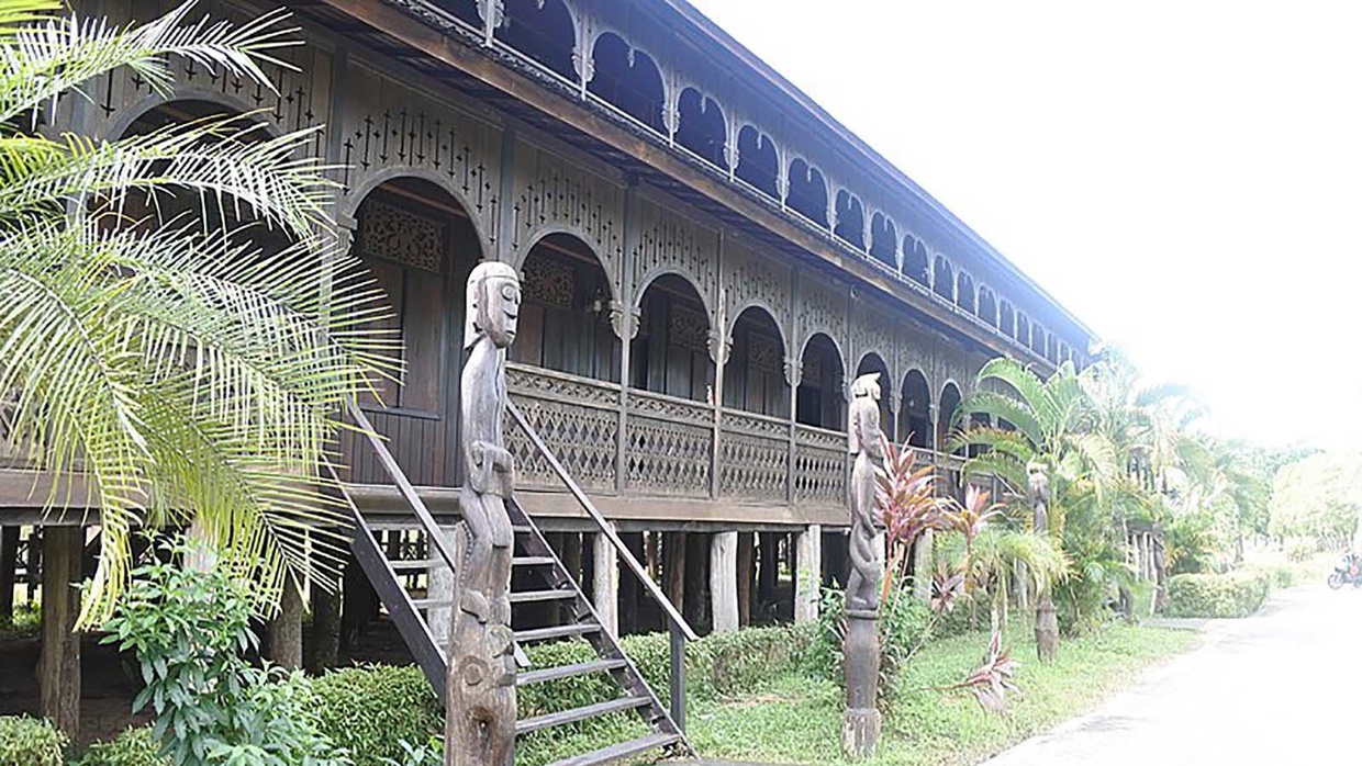 Rumah Adat Lamin Kalimantan Timur, Struktur, Ciri Khas, & Fungsinya Rumah Adat Lamin Kalimantan Timur, Struktur, Ciri Khas, & Fungsinya