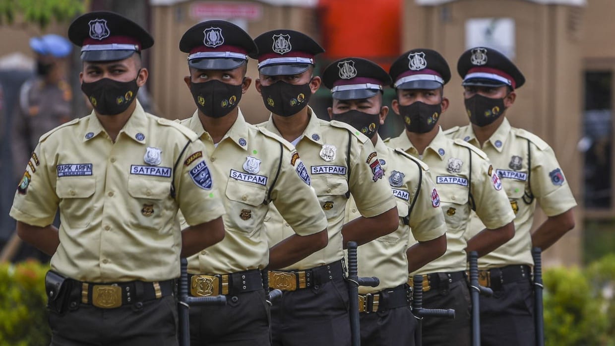 Di Balik Seragam Satpam: Jam Kerja Panjang, Upah Pas-pasan Di Balik Seragam Satpam: Jam Kerja Panjang, Upah Pas-pasan