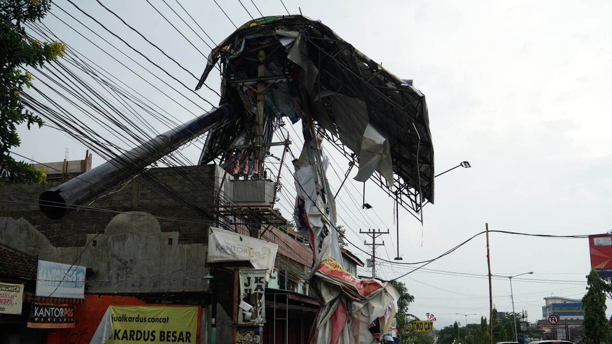 Baliho Roboh di Sleman Kena Tiang Listrik,Ribuan Rumah Mati Listrik Baliho Roboh di Sleman Kena Tiang Listrik,Ribuan Rumah Mati Listrik