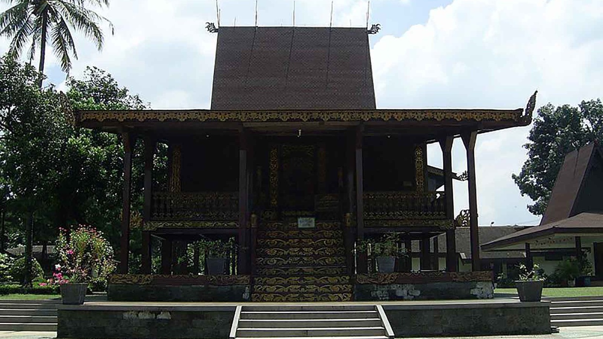 Mengenal Rumah Adat Banjar Kalimantan Selatan & Keunikannya