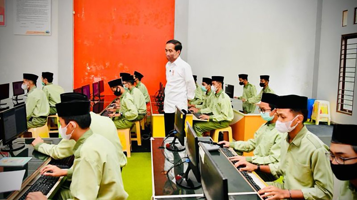 Jokowi Contohkan Prokes di Pesantren Magelang dengan Vaksin Lengkap Jokowi Contohkan Prokes di Pesantren Magelang dengan Vaksin Lengkap