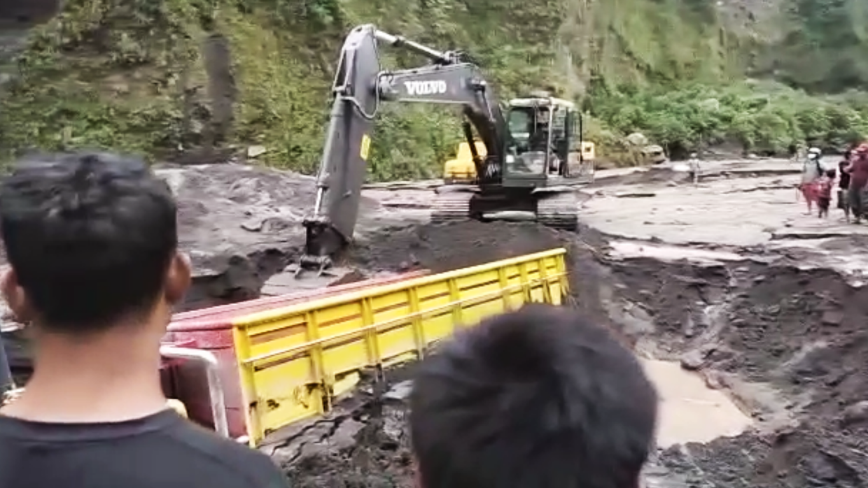 Satu Truk Terendam Aliran Pasir dari Guguran Awan Panas Merapi Satu Truk Terendam Aliran Pasir dari Guguran Awan Panas Merapi