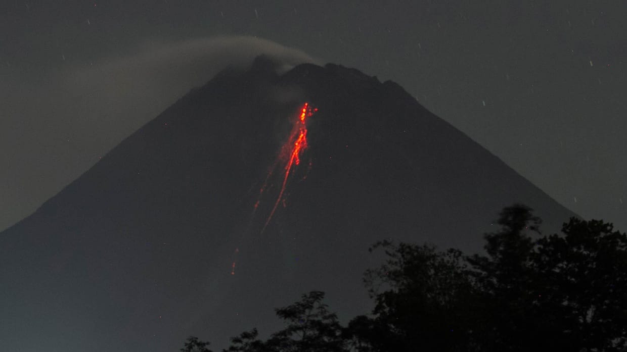 Situasi Gunung Merapi 1 November: 12 Kali Gempa Guguran Situasi Gunung Merapi 1 November: 12 Kali Gempa Guguran