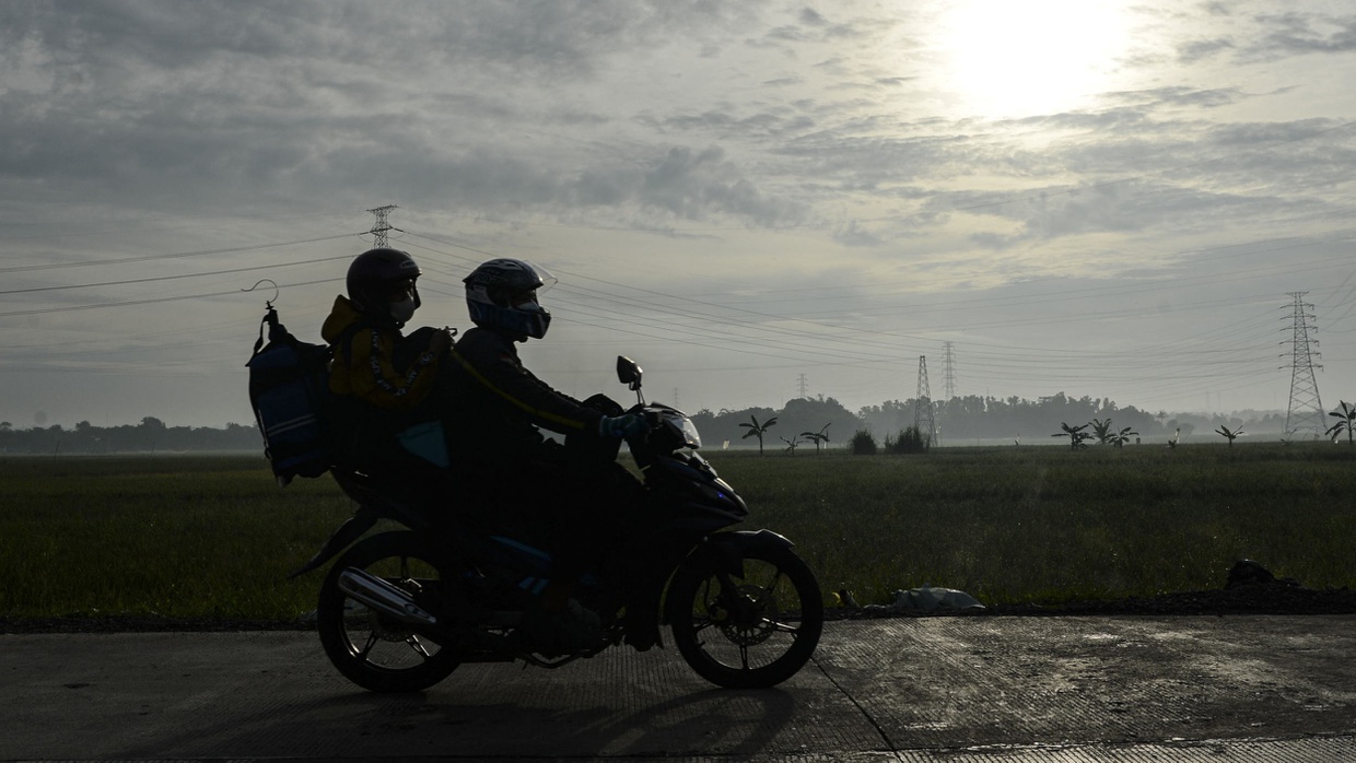 Tips Aman Mengendarai Sepeda Motor Saat Musim Hujan Tips Aman Mengendarai Sepeda Motor Saat Musim Hujan