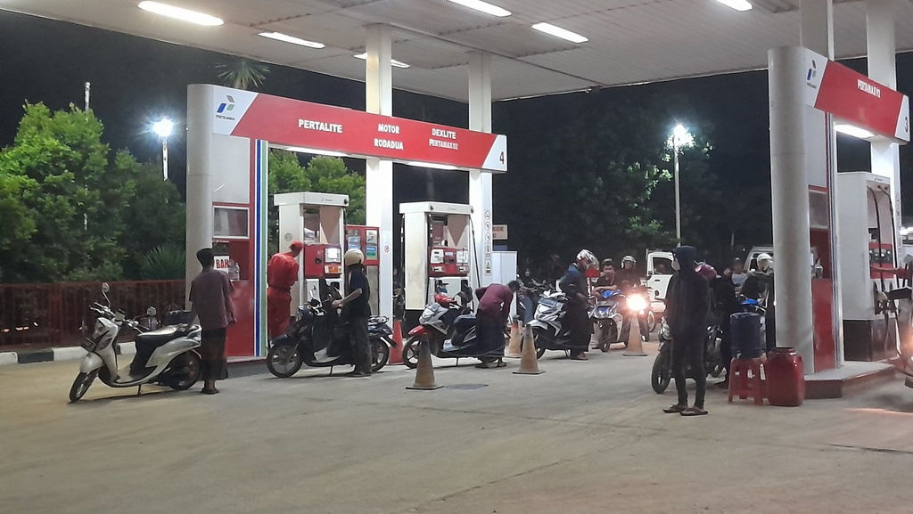 Jelang Kenaikan Harga BBM Subsidi, Antrean Kendaraan Padati SPBU Jelang Kenaikan Harga BBM Subsidi, Antrean Kendaraan Padati SPBU