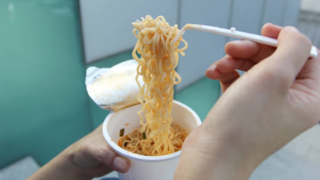 Apa Ibu Menyusui Boleh Makan Mie Instan? Simak Penjelasannya Apa Ibu Menyusui Boleh Makan Mie Instan? Simak Penjelasannya