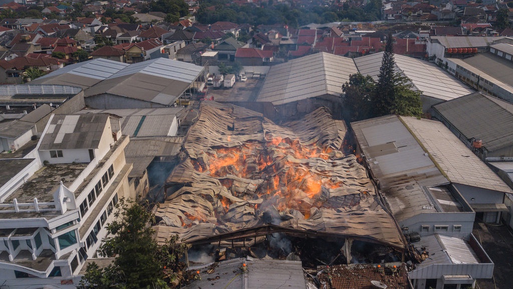 Kebakaran Gudang Tripleks di Bandung Mulai Padam setelah 39 Jam Kebakaran Gudang Tripleks di Bandung Mulai Padam setelah 39 Jam