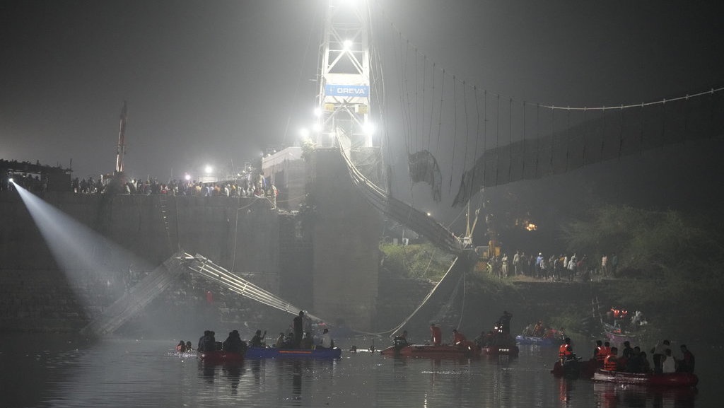 Detik-detik Robohnya Jembatan Morbi India dari Rekaman CCTV Detik-detik Robohnya Jembatan Morbi India dari Rekaman CCTV