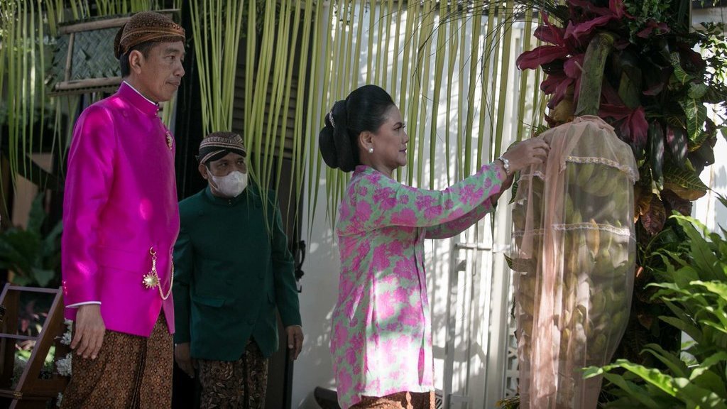 Jokowi Curhat Masih Kerja di Sela Prosesi Pernikahan Kaesang Jokowi Curhat Masih Kerja di Sela Prosesi Pernikahan Kaesang