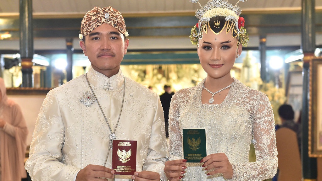 Makna Alis Menjangan atau Tanduk Rusa di Riasan Pengantin Erina Makna Alis Menjangan atau Tanduk Rusa di Riasan Pengantin Erina