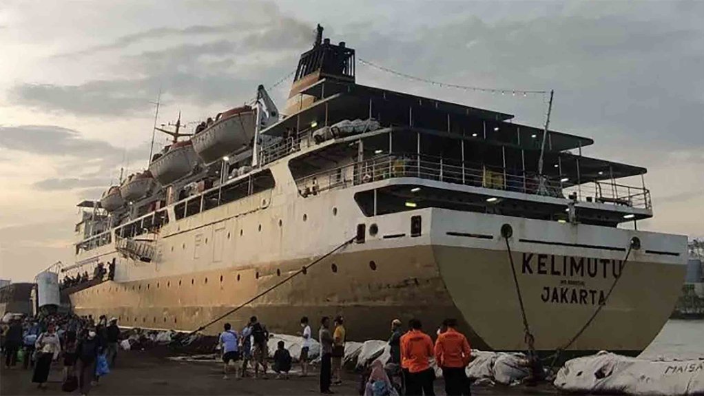 Ratusan Wisatawan yang Terjebak di Karimunjawa Tiba di Semarang Ratusan Wisatawan yang Terjebak di Karimunjawa Tiba di Semarang