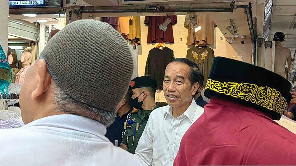 Tinjau Pasar Tanah Abang, Jokowi Optimis Ekonomi RI di Atas 5% Tinjau Pasar Tanah Abang, Jokowi Optimis Ekonomi RI di Atas 5%