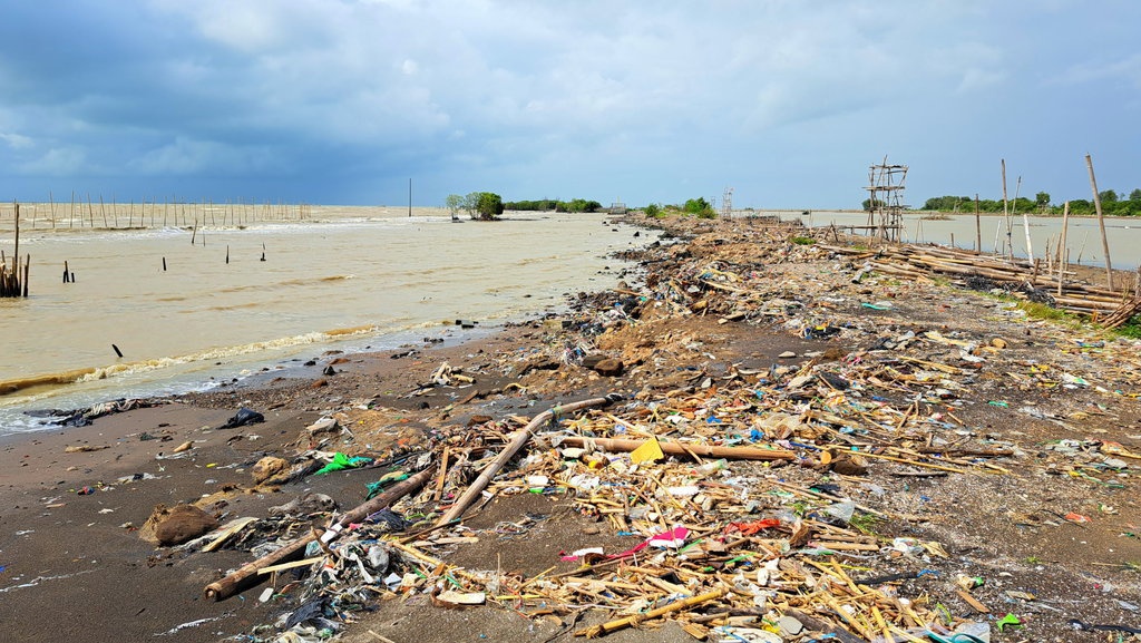 Bahaya Sampah Plastik di Laut dan Imbas Minimnya Hasil Nelayan Bahaya Sampah Plastik di Laut dan Imbas Minimnya Hasil Nelayan